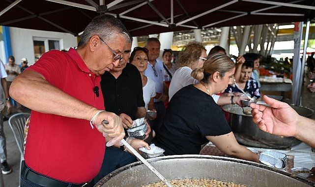 Kemer Belediyesi’nin aşure ikramları sürüyor