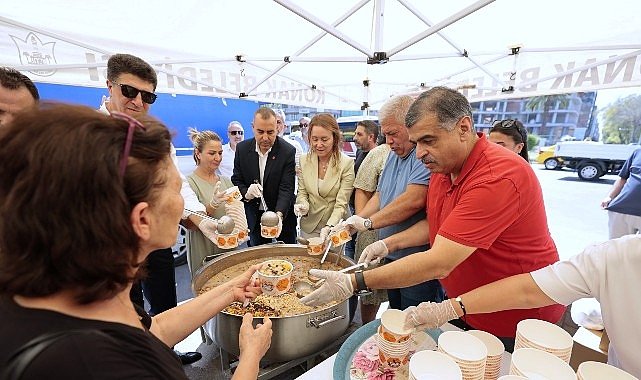 Konak’ta aşure bereketi: Başkan Mutlu’dan vatandaşlara ikram