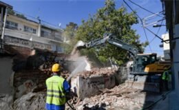 Ballıkuyu’da Risk Oluşturan Metruk Binalar Yıkılıyor