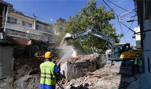 Ballıkuyu’da Risk Oluşturan Metruk Binalar Yıkılıyor