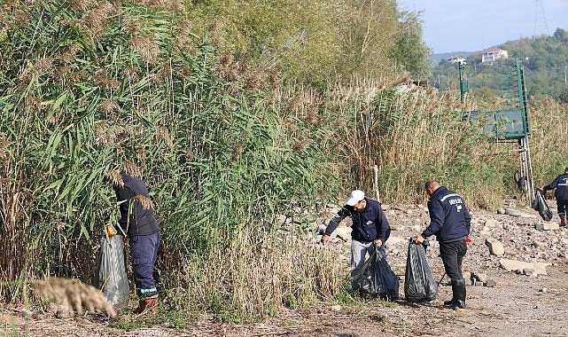 Kartepe’de Göl Kıyısında 2 Ton Atık Temizlendi